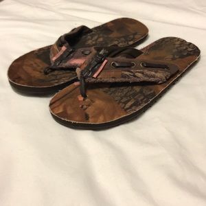 Maui Island Pink Camo Flip Flops NWOT